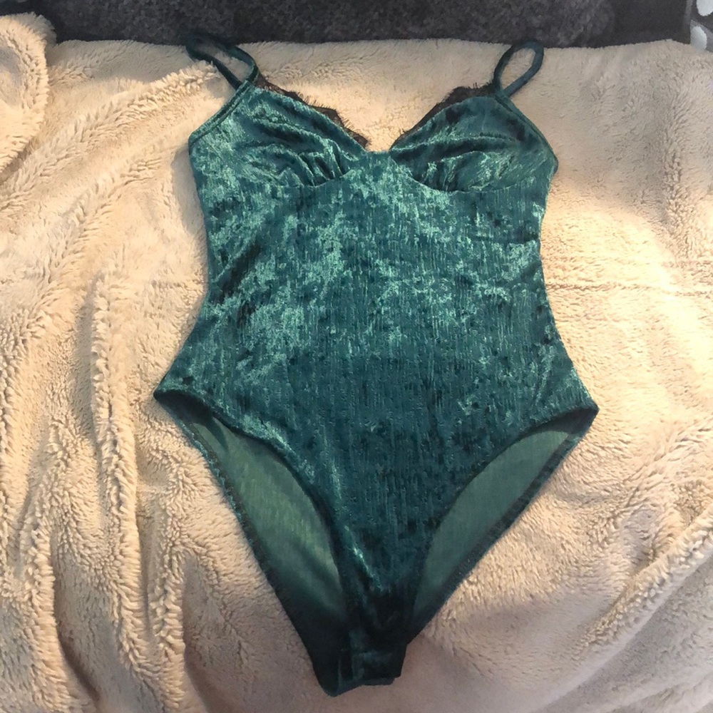 🎉4 for $20 A3 Design Green Velvet Bodysuit, size small